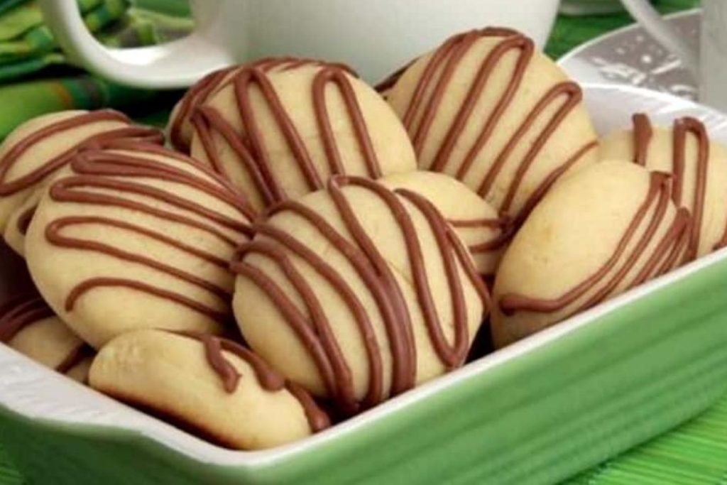 Biscoito com chocolate saboroso e especial, dá vontade de ter muitos potes dessa delícia em casa Biscoito com chocolate saboroso e especial, dá vontade de ter muitos potes dessa delícia em casa