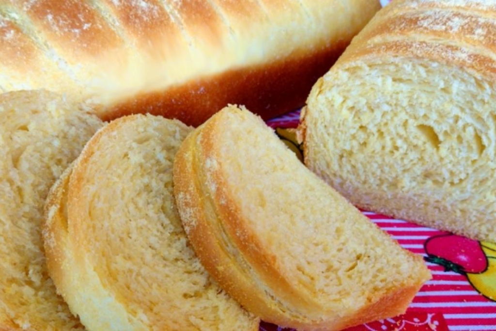 Pão de fubá, um pão caseiro delicioso e perfeito para comer tomando uma xícara de café Pão de fubá, um pão caseiro delicioso e perfeito para comer tomando uma xícara de café