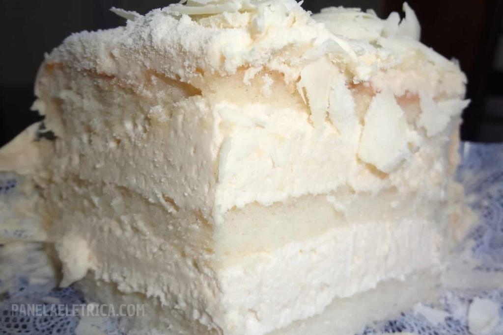 Bolo mousse de leite ninho, fica levinho aerado e derretendo na boca Bolo mousse de leite ninho, fica levinho aerado e derretendo na boca