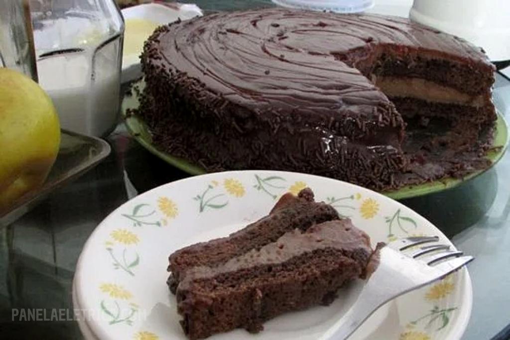 Bolo de chocolate recheado, além de fácil vai te deixar salivando Bolo de chocolate recheado, além de fácil vai te deixar salivando