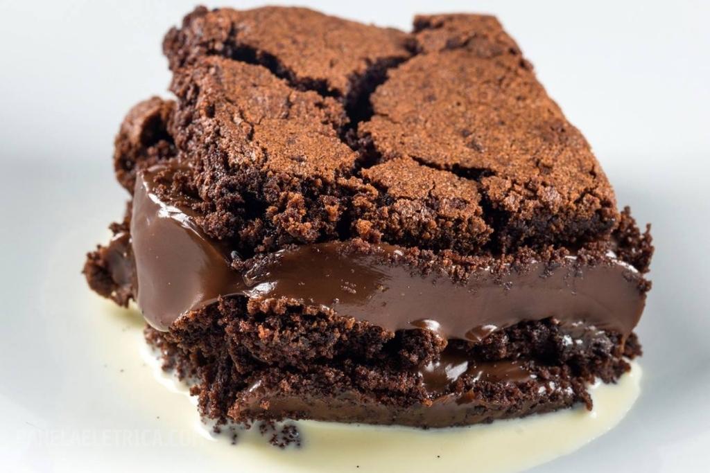 Bolo quente de brigadeiro, não parece mas é muito fácil de fazer Bolo quente de brigadeiro, não parece mas é muito fácil de fazer