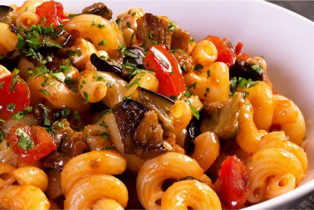 Macarrão alla norma Esse macarrão é de dar água na boca só de sentir o cheiro Macarrão alla norma Esse macarrão é de dar água na boca só de sentir o cheiro