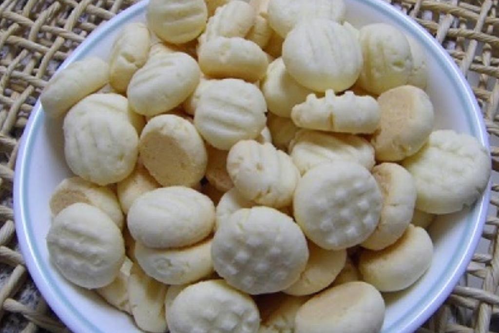Biscoitinhos de maisena que derretem na boca, feito com poucos ingrediente e ficam deliciosos Biscoitinhos de maisena que derretem na boca, feito com poucos ingrediente e ficam deliciosos
