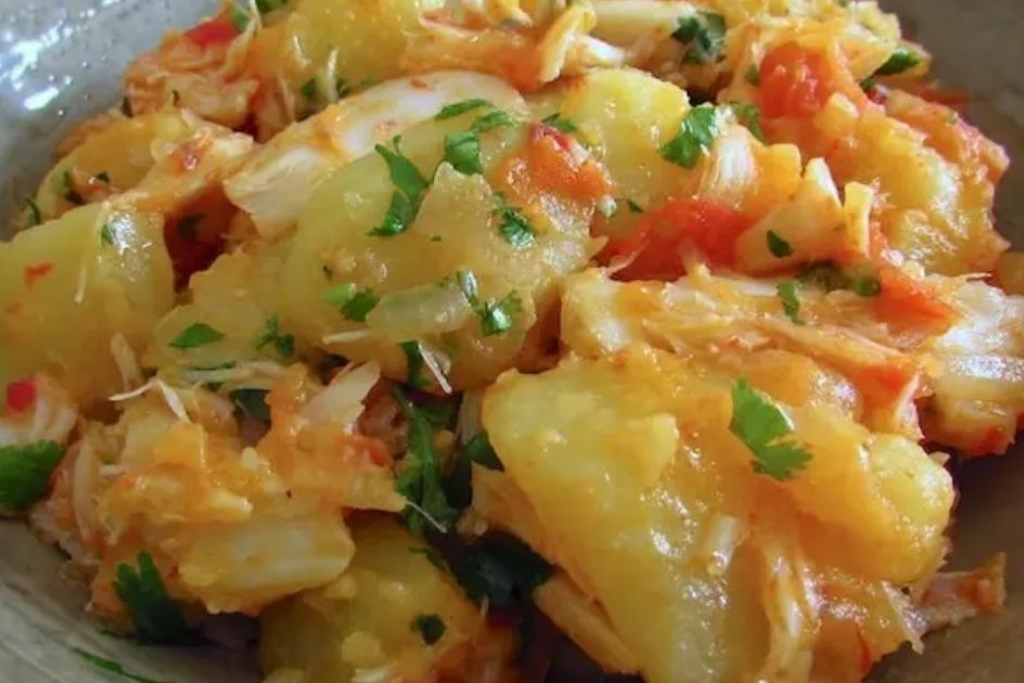 Bacalhau com batatas é deliciosa e muito simples de preparar Bacalhau com batatas é deliciosa e muito simples de preparar