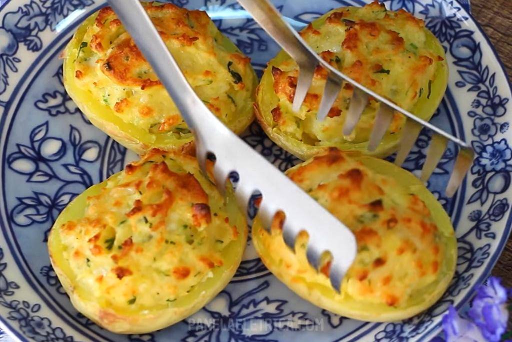Barquinha de batata gratinada ótima opção para uma refeição de última hora Barquinha de batata gratinada ótima opção para uma refeição de última hora