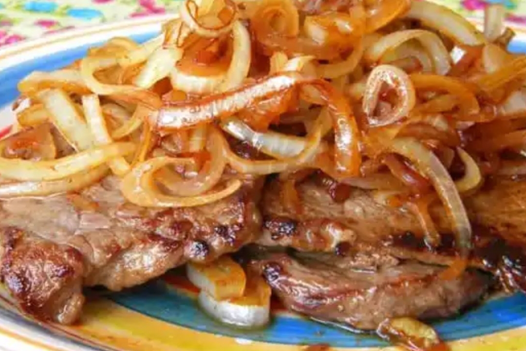 Bife acebolado na panela de pressão que ficam simplesmente fantásticos Bife acebolado na panela de pressão que ficam simplesmente fantásticos