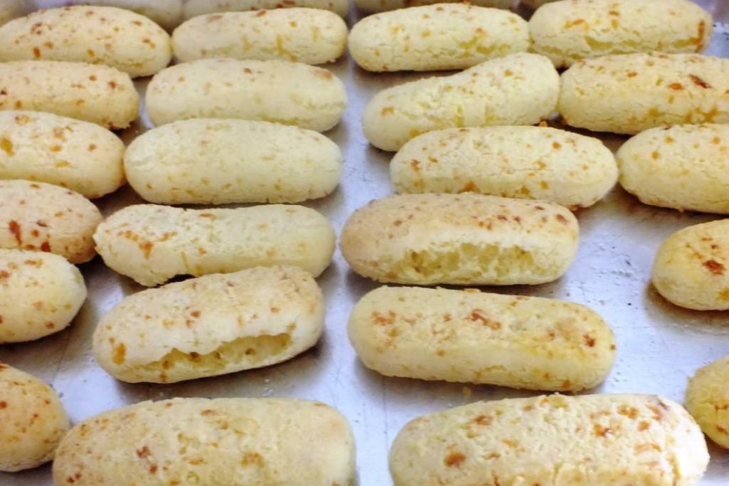 Biscoito de polvilho assado com queijo no forno, uma delícia que derrete na boca Biscoito de polvilho assado com queijo no forno, uma delícia que derrete na boca