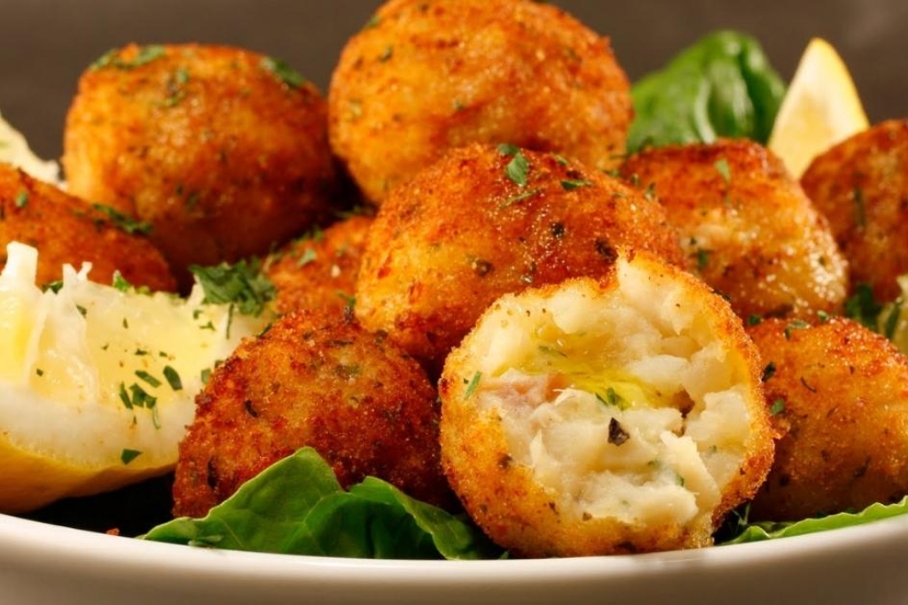 Bolinho de Bacalhau Delicioso, um ótimo aperitivo para servir para as visitas Bolinho de Bacalhau Delicioso, um ótimo aperitivo para servir para as visitas