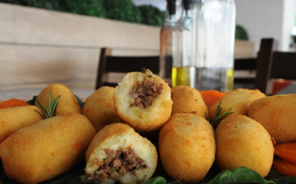 Bolinho de mandioca recheado com carne moída que desmancha na boca Bolinho de mandioca recheado com carne moída que desmancha na boca