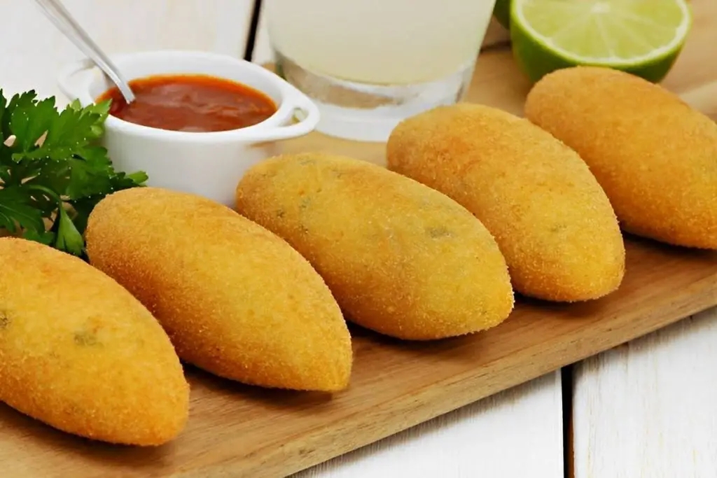 Bolinho de aipim recheado, um salgado delicioso e bem fácil de fazer que aprendi com salgadeira Bolinho de aipim recheado, um salgado delicioso e bem fácil de fazer que aprendi com salgadeira