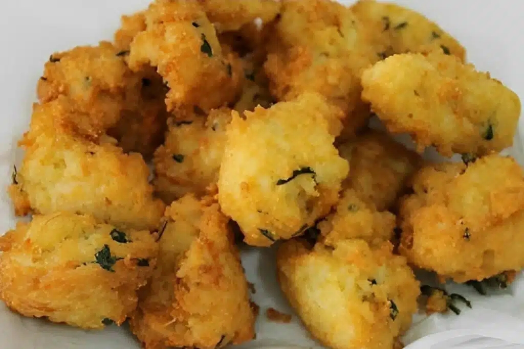 Bolinho de arroz com arroz amanhecido prático de fazer e fica maravilhoso Bolinho de arroz com arroz amanhecido prático de fazer e fica maravilhoso