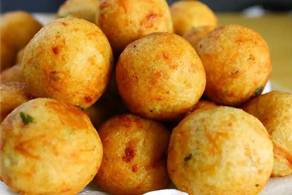 Bolinho de batata com frango igual de restaurante, uma delícia pra fazer na sua casa Bolinho de batata com frango igual de restaurante, uma delícia pra fazer na sua casa