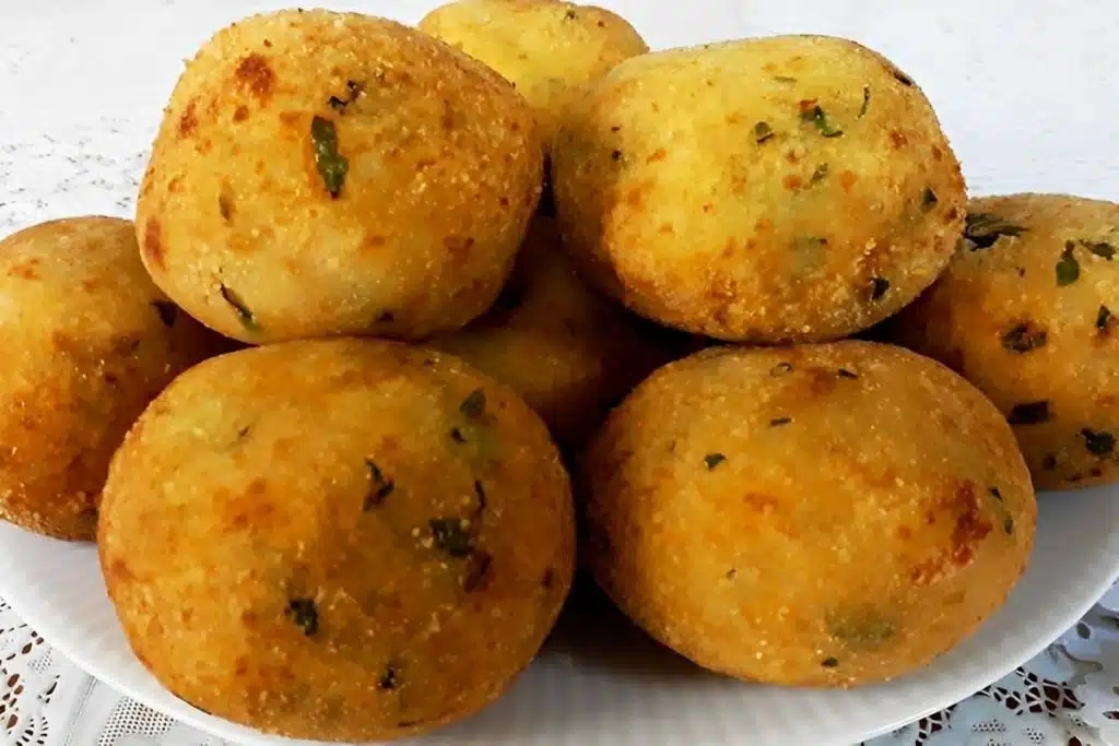 Bolinho de batata do sítio uma delícia muito prática de fazer, receita que minha avó fazia Bolinho de batata do sítio uma delícia muito prática de fazer, receita que minha avó fazia