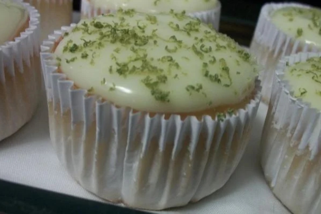 Bolinho de limão com cobertura de leite condensado, rende 12 irresistíveis bolinhos Bolinho de limão com cobertura de leite condensado, rende 12 irresistíveis bolinhos