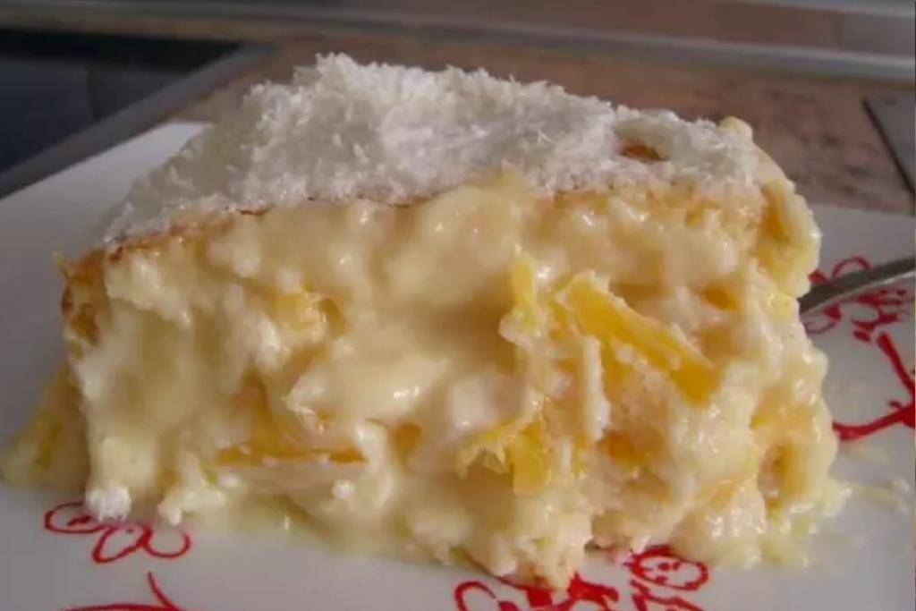 Bolo cremoso de abacaxi com coco, faz você se apaixonar Bolo cremoso de abacaxi com coco, faz você se apaixonar