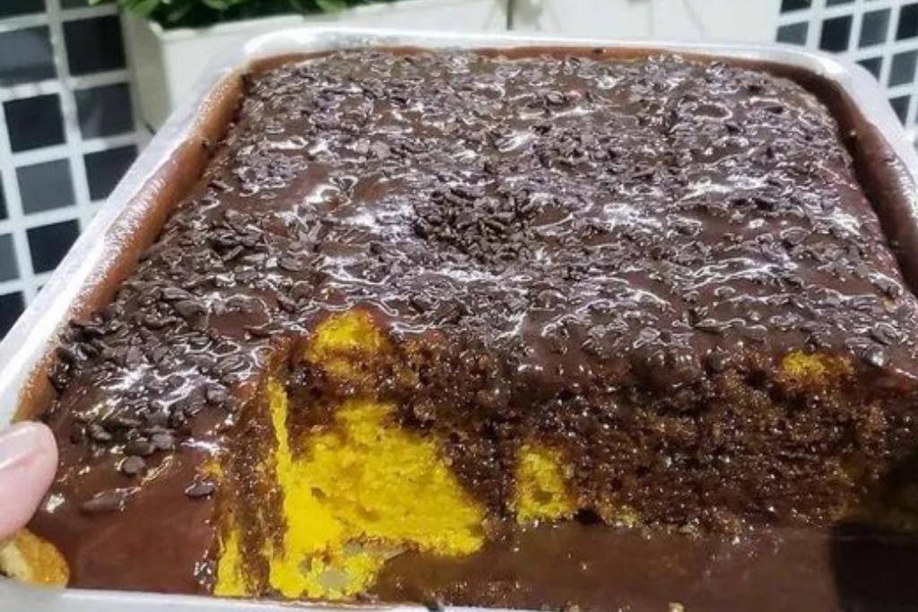 Bolo de cenoura com chocolate, bem molhadinho com calda maravilhosa sua família vai amar Bolo de cenoura com chocolate, bem molhadinho com calda maravilhosa sua família vai amar