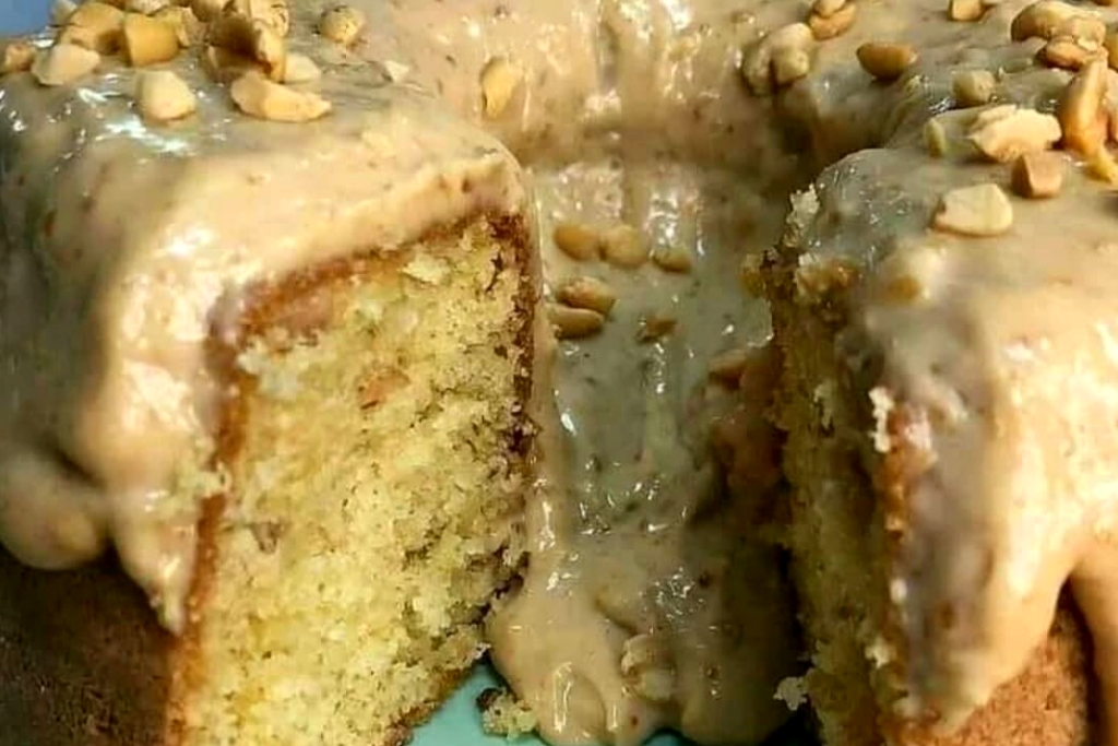 Bolo de amendoim super fofo com creme de paçoca, muito gosto e fácil Bolo de amendoim super fofo com creme de paçoca, muito gosto e fácil