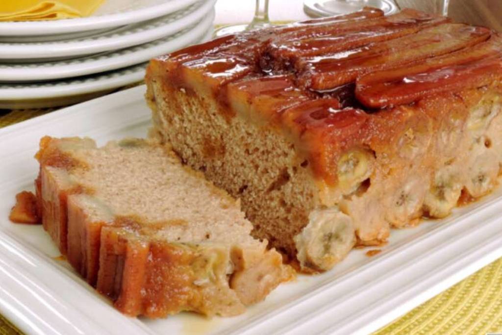 Bolo de banana macio, é um clássico e é perfeito para ser servido num chá ou lanche da tarde Bolo de banana macio, é um clássico e é perfeito para ser servido num chá ou lanche da tarde