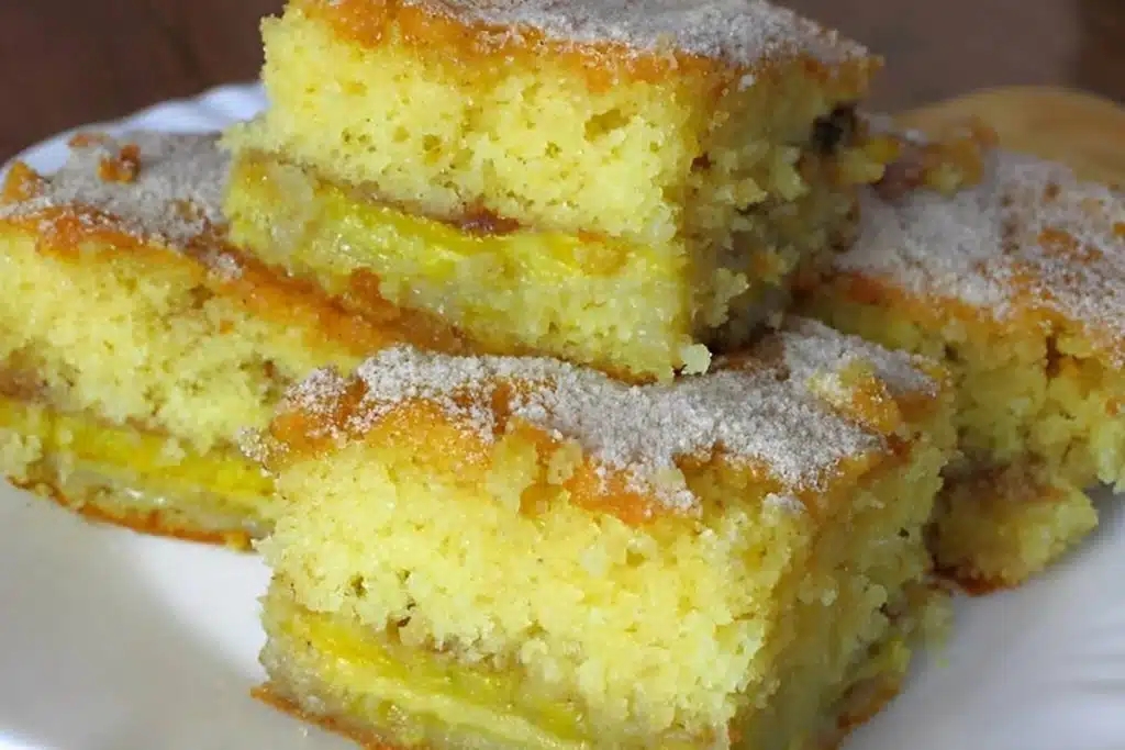 Bolo de banana que já sai do forno recheado pronto para desenformar e servir Bolo de banana que já sai do forno recheado pronto para desenformar e servir