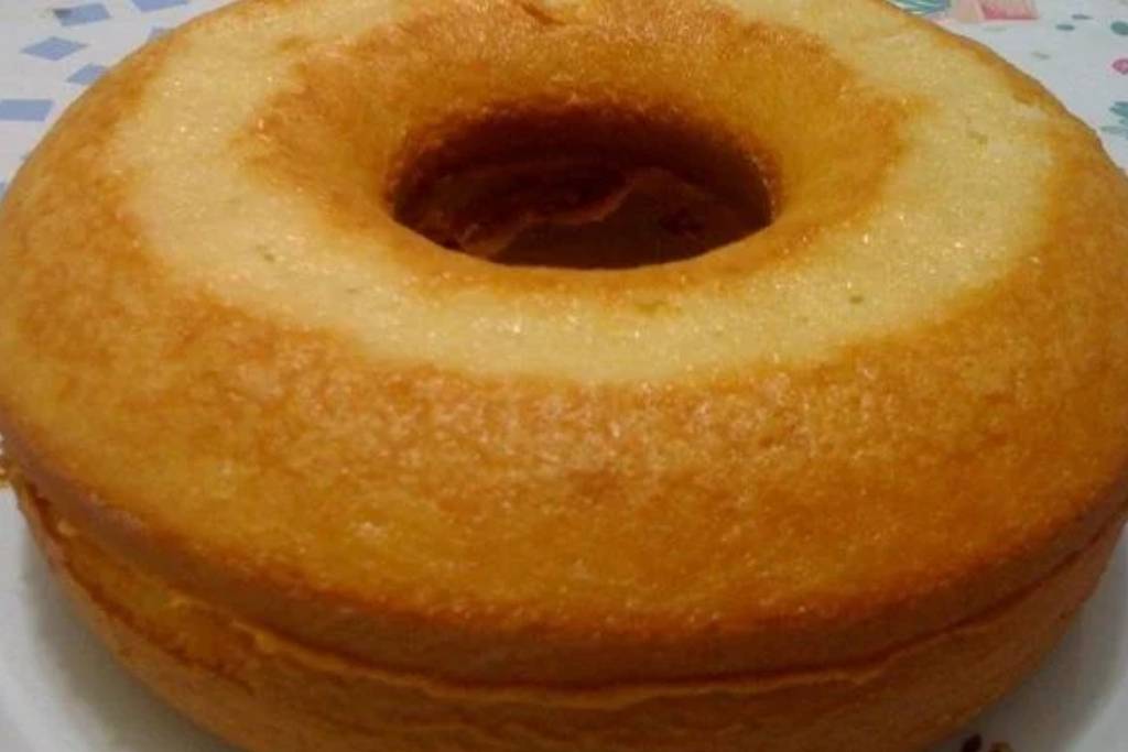 Bolo de baunilha fofinho, é muito fácil de fazer e fica extremamente macio e saboroso Bolo de baunilha fofinho, é muito fácil de fazer e fica extremamente macio e saboroso