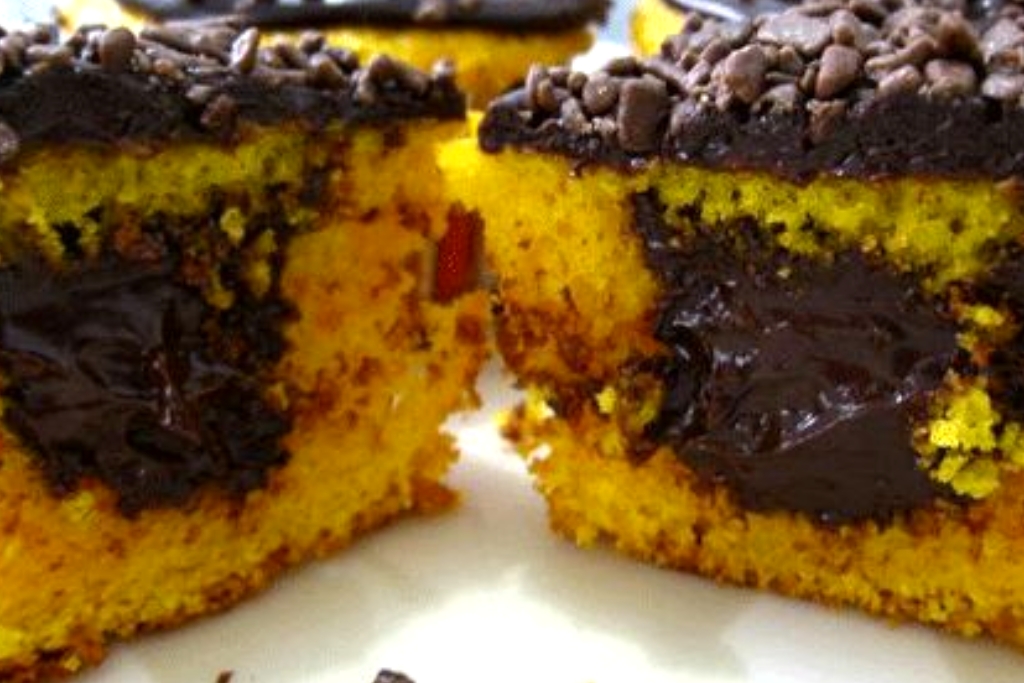 Bolo de cenoura delicioso, já sai do forno recheado com brigadeiro Bolo de cenoura delicioso, já sai do forno recheado com brigadeiro