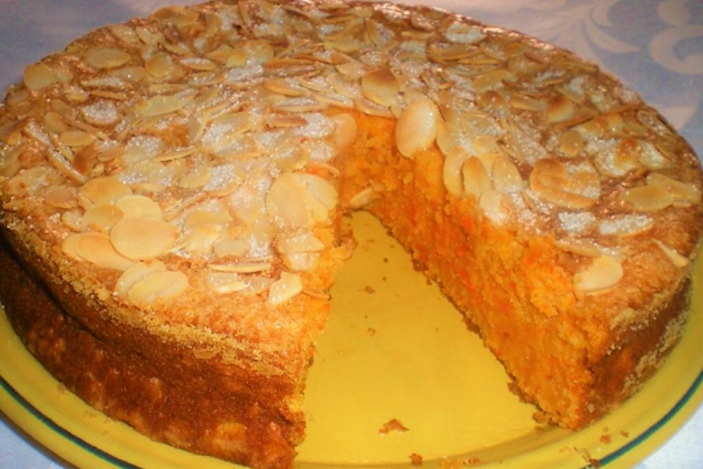 Bolo de cenoura e amêndoa, um bolo fofo, muito húmido e delicioso Bolo de cenoura e amêndoa, um bolo fofo, muito húmido e delicioso