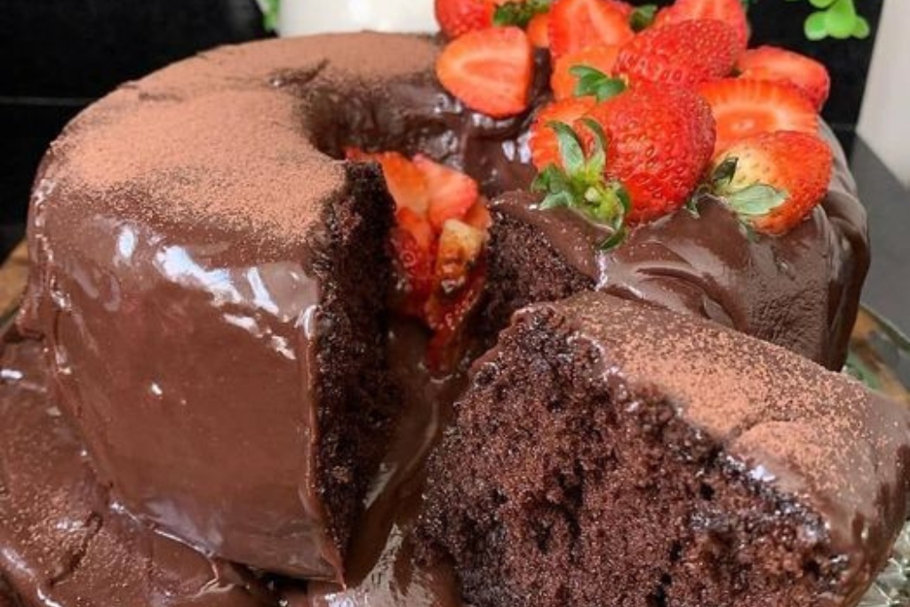 Bolo de chocolate com morango, a combinação perfeita para sua sobremesa Bolo de chocolate com morango, a combinação perfeita para sua sobremesa