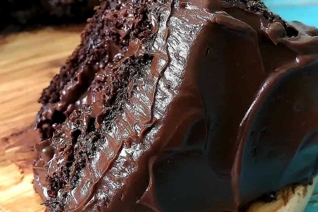 Bolo de chocolate cremoso, sua família vai ser só elogios pra esse bolo Bolo de chocolate cremoso, sua família vai ser só elogios pra esse bolo