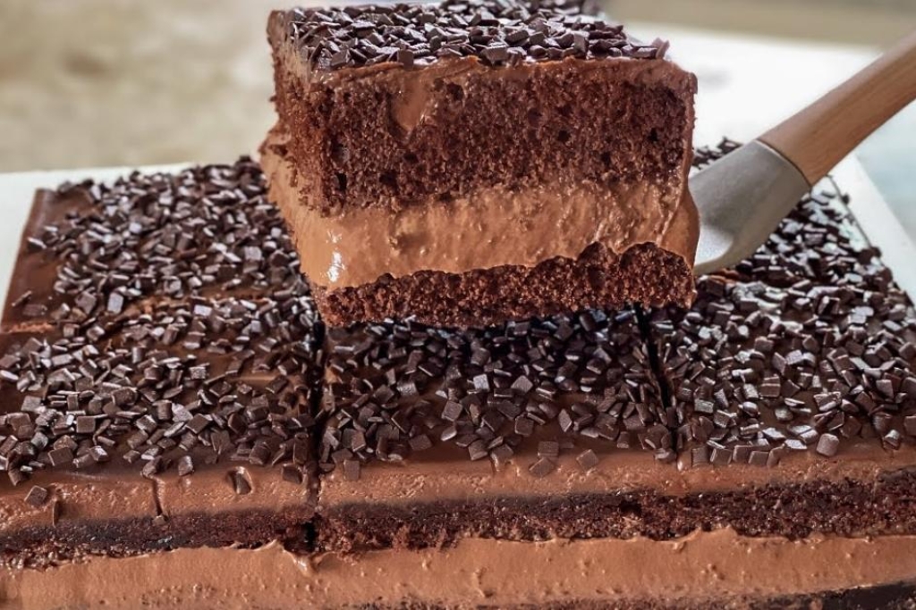 Bolo de chocolate gelado, com recheio cremoso delicioso Bolo de chocolate gelado, com recheio cremoso delicioso