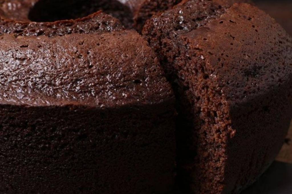 Bolo de chocolate simples, muito macio e com textura úmida Bolo de chocolate simples, muito macio e com textura úmida