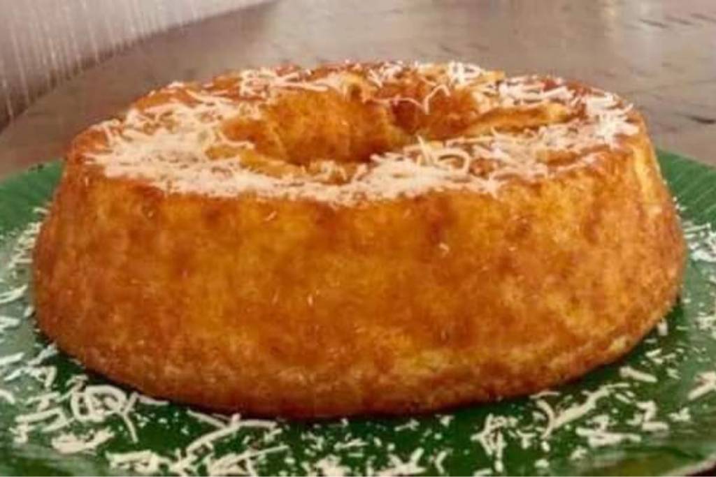 Bolo de coco com leite condensado para adoçar seus dias amargos Bolo de coco com leite condensado para adoçar seus dias amargos