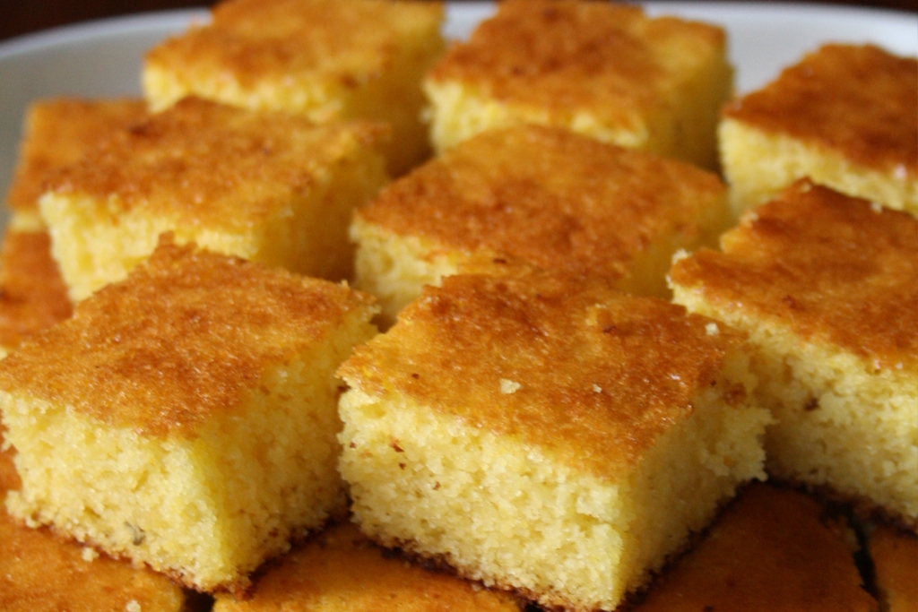 Bolo de fubá com laranja, receitinha especial direto da roça, fica delicioso e fofinho Bolo de fubá com laranja, receitinha especial direto da roça, fica delicioso e fofinho