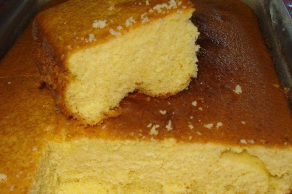 Bolo de fubá macio, molhadinho e saboroso, do jeito que a vovó fazia