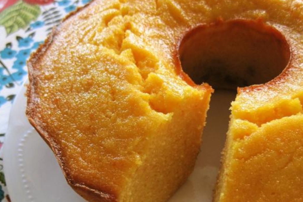Bolo de fubá simples, também é um clássico no quesito sabor Bolo de fubá simples, também é um clássico no quesito sabor