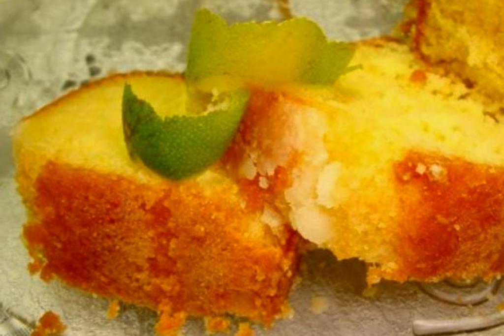 Bolo de laranjas inteiras, servido com café quentinho não tem outro igual Bolo de laranjas inteiras, servido com café quentinho não tem outro igual
