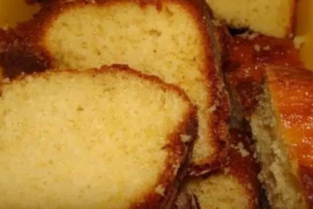 Bolo de leite condensado úmido e fofinho, sirva com um café quentinho Bolo de leite condensado úmido e fofinho, sirva com um café quentinho