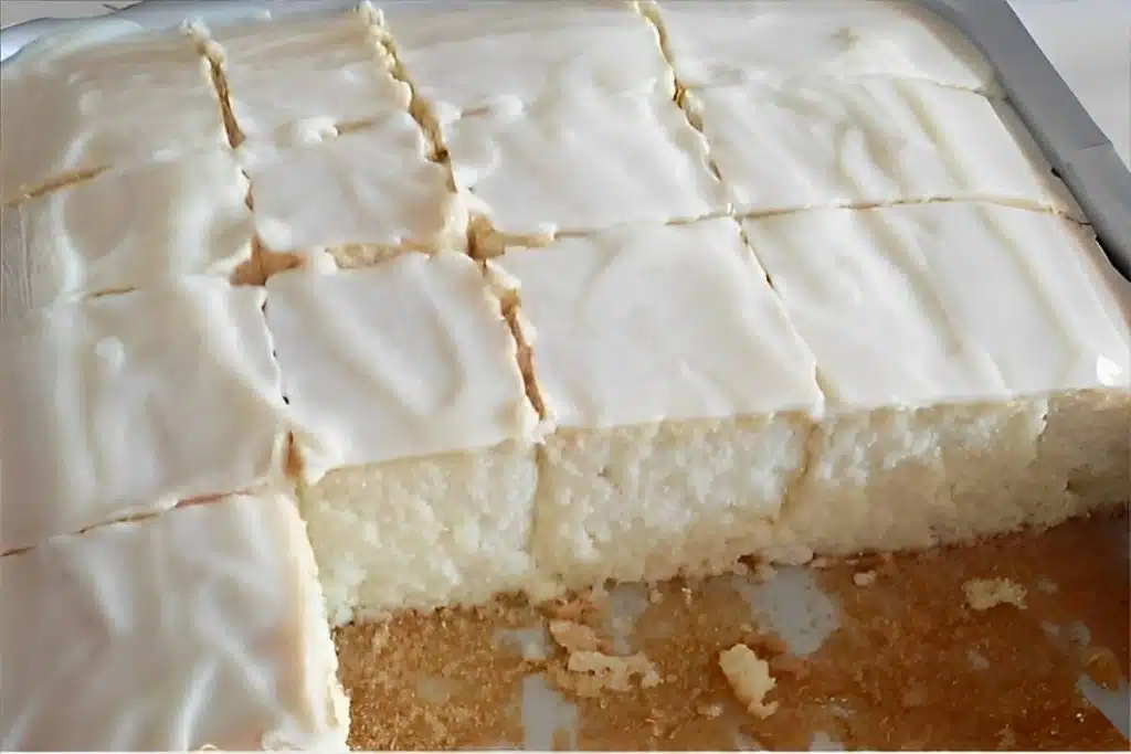 Bolo de limão com cobertura azedinha e deliciosa, a perfeição em cada pedaço Bolo de limão com cobertura azedinha e deliciosa, a perfeição em cada pedaço