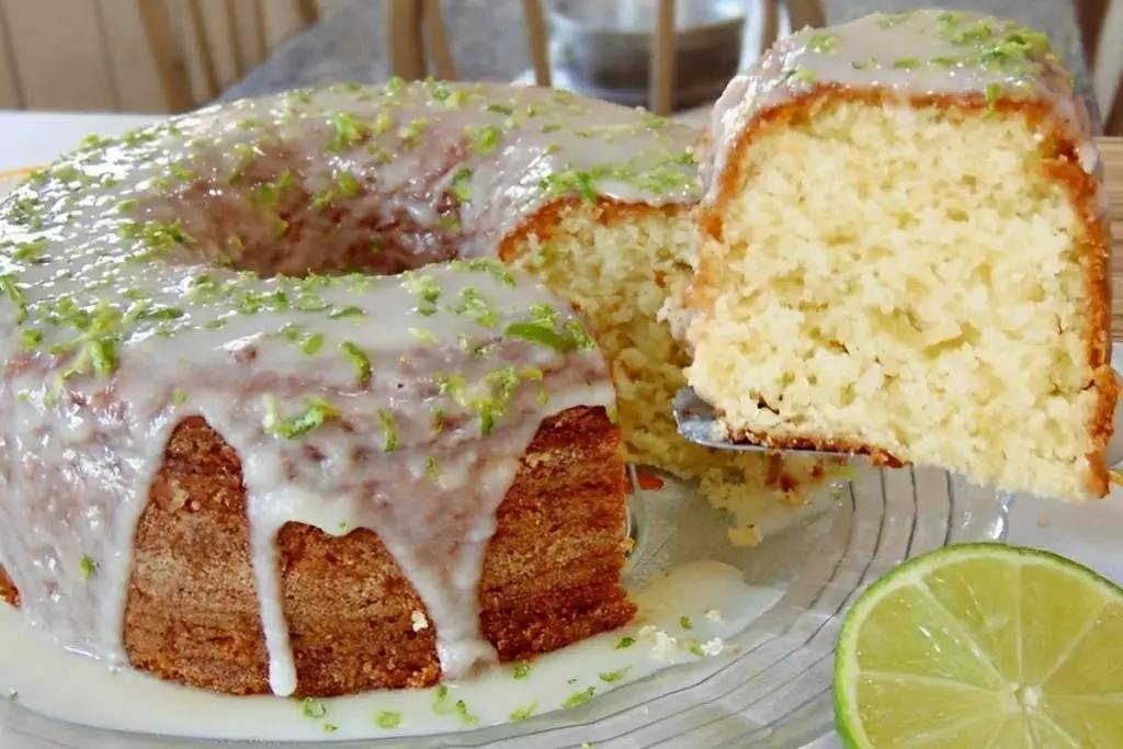 Bolo de limão fácil com cobertura e raspas de limão macio, fofinho e delicioso Bolo de limão fácil com cobertura e raspas de limão macio, fofinho e delicioso