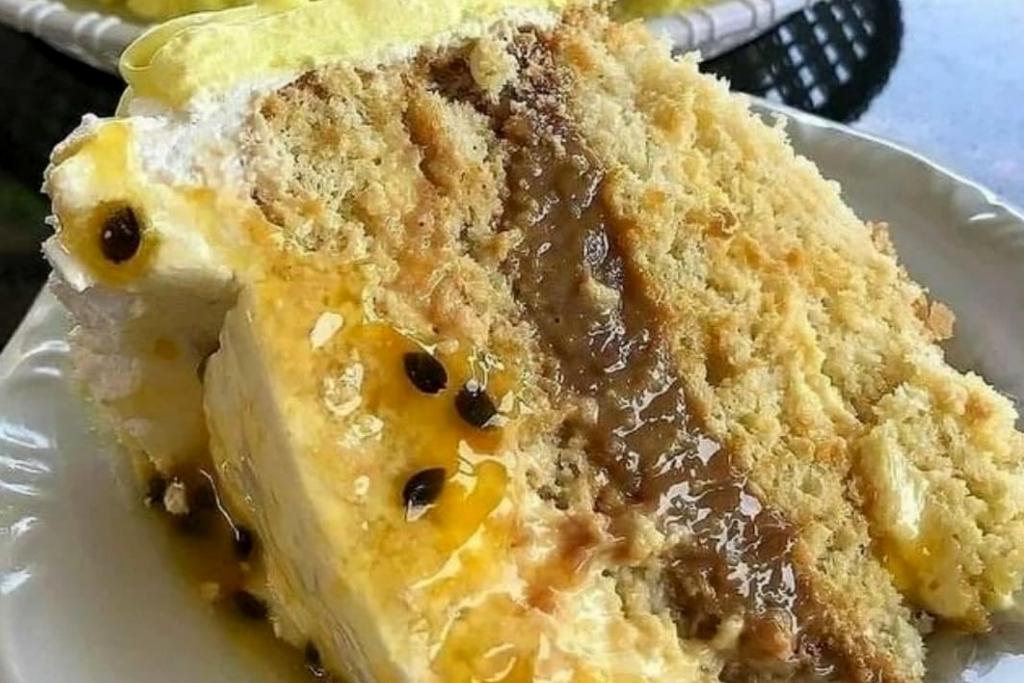 Bolo de maracujá com recheio de doce de leite, é muito fácil e saboroso Bolo de maracujá com recheio de doce de leite, é muito fácil e saboroso