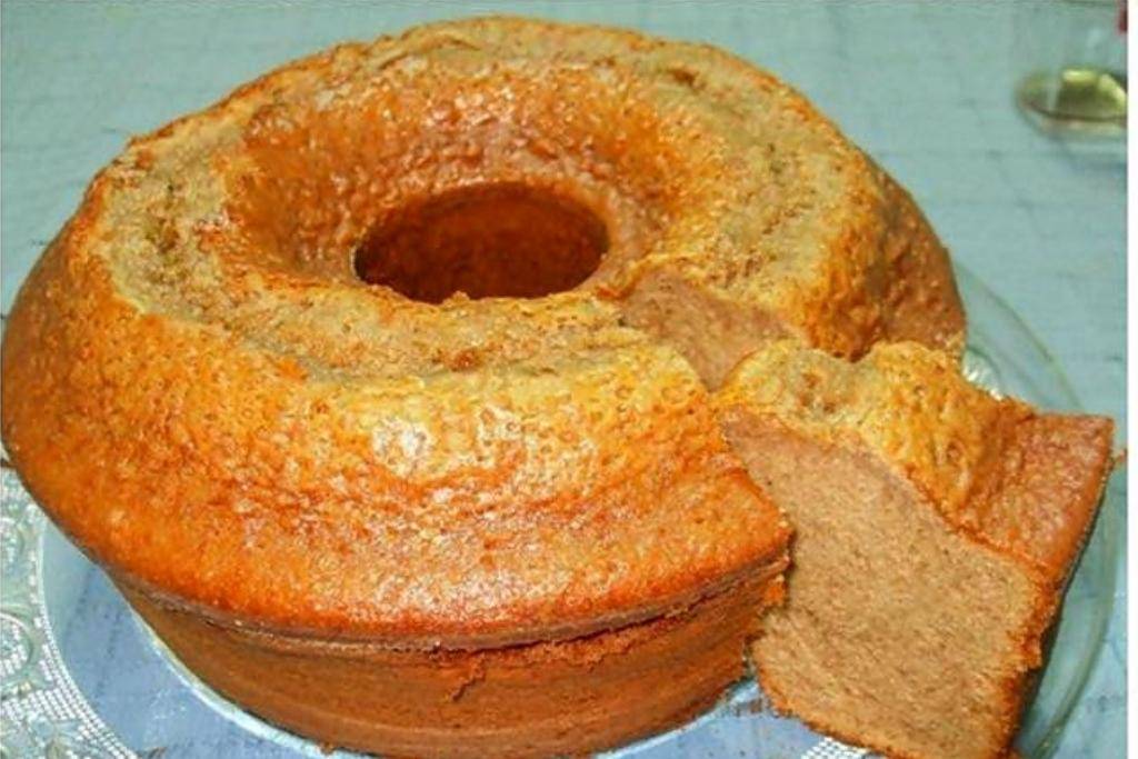 Bolo de mel, canela e café, com um café quentinho não tem pra ninguém