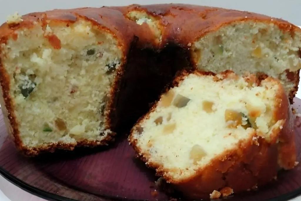 Bolo de natal amanteigado com frutas cristalizadas, com uma massa fofinha que derrete na boca Bolo de natal amanteigado com frutas cristalizadas, com uma massa fofinha que derrete na boca