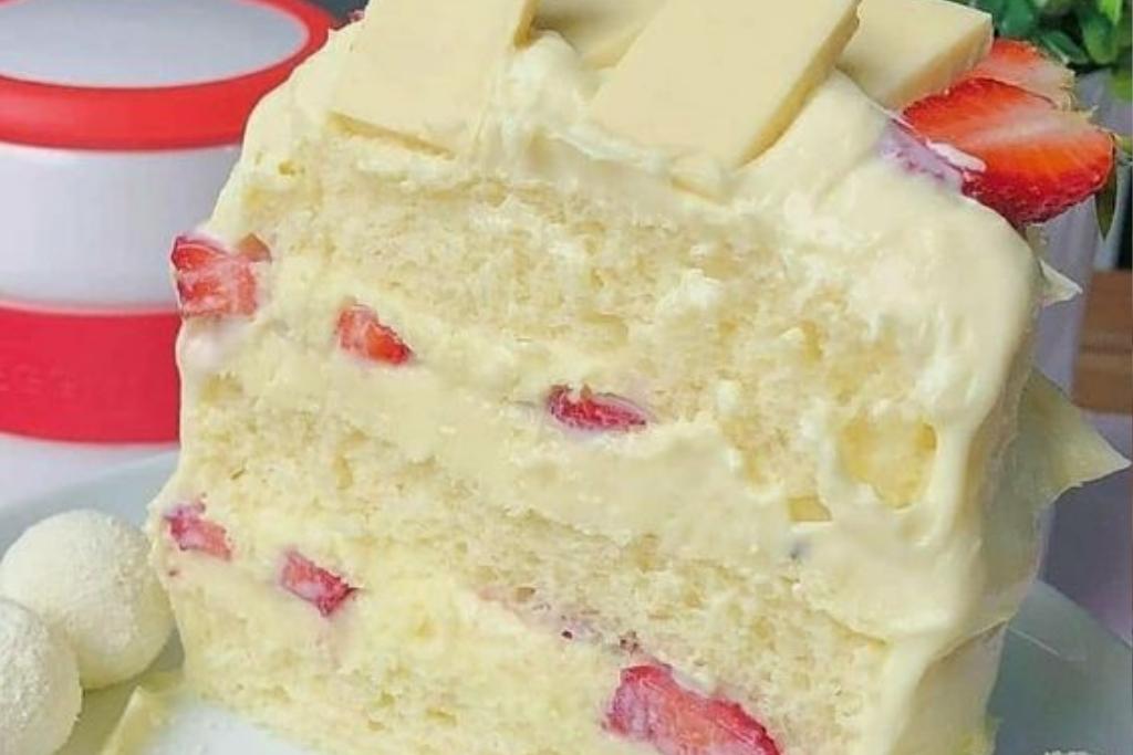 Bolo de ninho com morangos, para adoçar o fim de semana da família Bolo de ninho com morangos, para adoçar o fim de semana da família