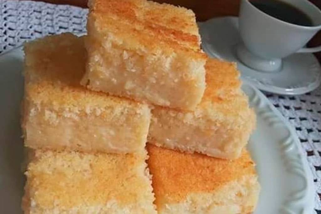 Bolo de queijadinha a melhor combinação de coco e queijo em um bolo molhadinho e fácil de preparar Bolo de queijadinha a melhor combinação de coco e queijo em um bolo molhadinho e fácil de preparar