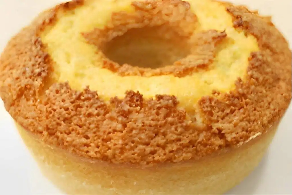 Bolo de tapioca com coco assado no forno, uma delícia perfeito pro seu café ou lanche da tarde Bolo de tapioca com coco assado no forno, uma delícia perfeito pro seu café ou lanche da tarde