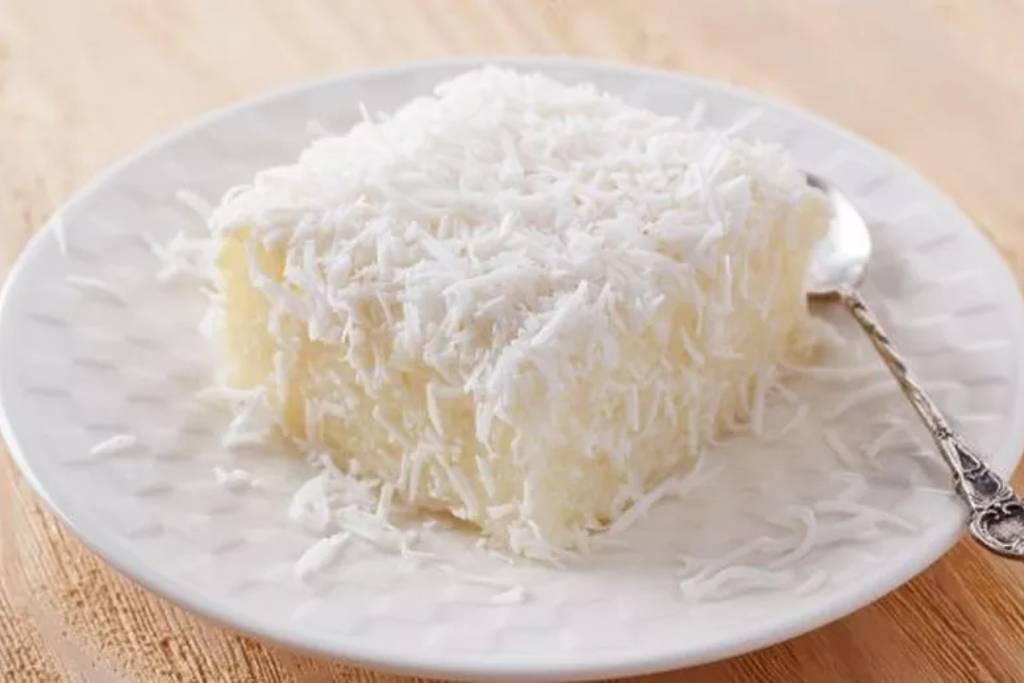Bolo gelado de coco molhadinho e delicioso para fazer, embrulhar e levar para onde quiser Bolo gelado de coco molhadinho e delicioso para fazer, embrulhar e levar para onde quiser