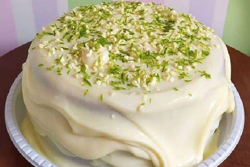 Bolo mousse de limão perfeito, com uma cobertura super cremosa de da água na boca Bolo mousse de limão perfeito, com uma cobertura super cremosa de da água na boca