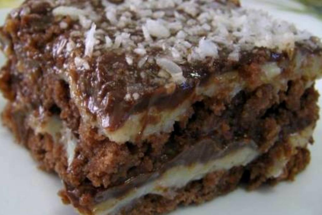 Bolo prestígio, é uma paixão nacional tem uma massa molhadinha, unida ao recheio de coco maravilhoso Bolo prestígio, é uma paixão nacional tem uma massa molhadinha, unida ao recheio de coco maravilhoso