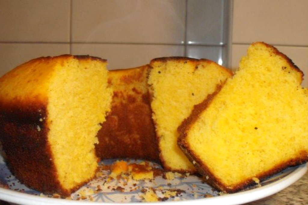 Bolo simples de fubá, fica maravilhoso, combinação perfeita com um café coado na hora Bolo simples de fubá, fica maravilhoso, combinação perfeita com um café coado na hora