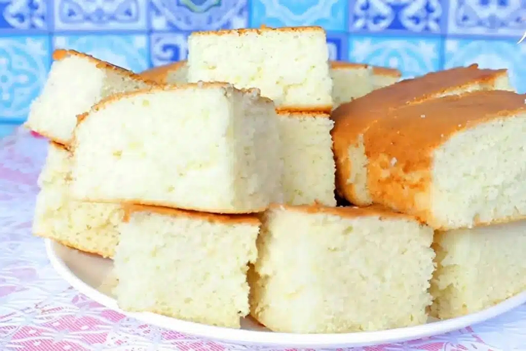 Bolo simples, um bolo fofinho e delicioso feito com ingredientes que você tem em casa Bolo simples, um bolo fofinho e delicioso feito com ingredientes que você tem em casa