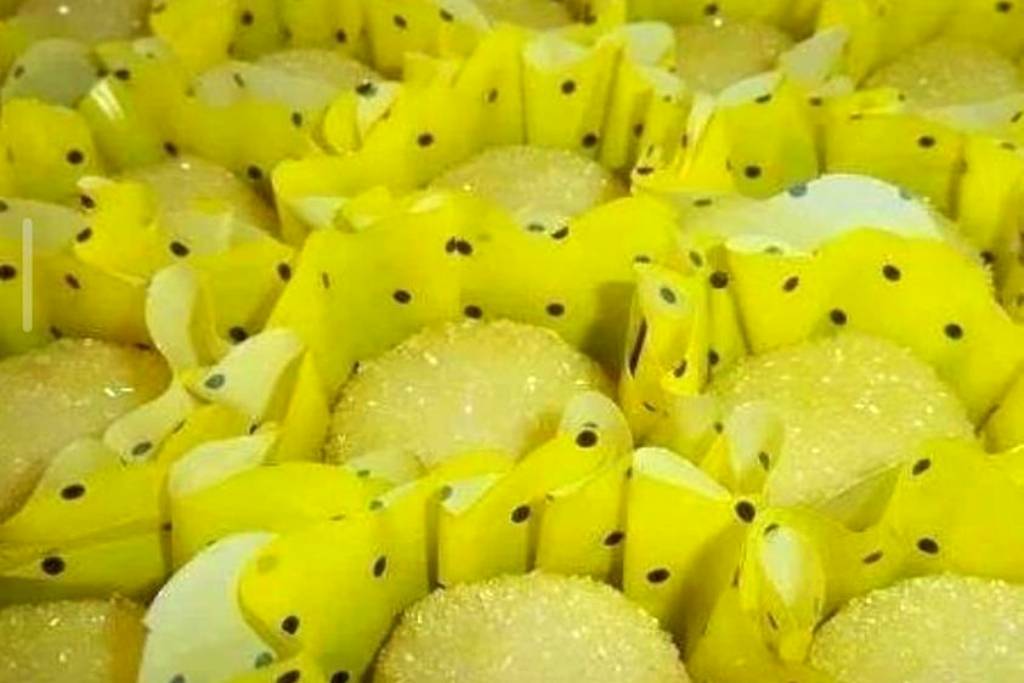 Brigadeiro de maracujá, para deixar mesa de aniversário colorida e gostosa Brigadeiro de maracujá, para deixar mesa de aniversário colorida e gostosa